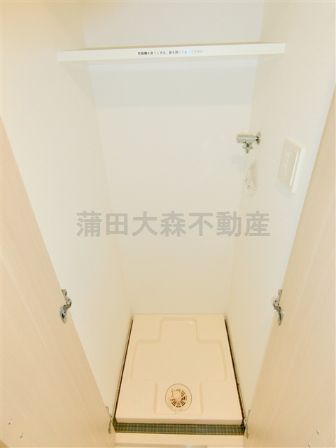 ブライズ蒲田WESTの設備|扉と棚付きの洗濯機置き場　ドラム式洗濯乾燥機の場合は扉を外す必要があります。