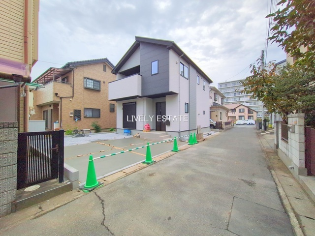 越谷市瓦曽根2丁目 新築分譲住宅の前面道路含む現地写真