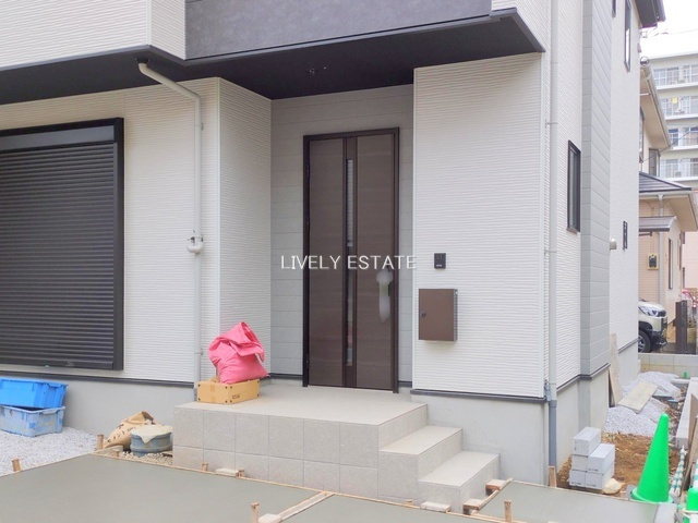 越谷市瓦曽根2丁目 新築分譲住宅の玄関
