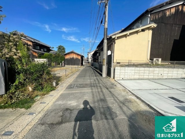 ★久世郡久御山町市田珠城　第1期　新築一戸建ての前面道路含む現地写真|周辺は閑静な住宅街！前面道路広々で車の出し入れも便利です。駐車が苦手な方でも安心して車庫入れできます！