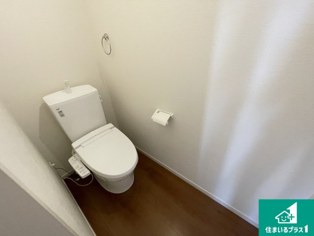 久世郡久御山町市田珠城　第1期　新築一戸建てのトイレ|1・2階の2ヶ所にあるので、朝の忙しい時間の順番待ちもなく、深夜の利用にも大変便利です。