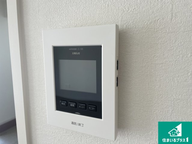久世郡久御山町市田珠城　第1期　新築一戸建ての防犯設備|カラーモニターインターホン！声だけでなく来訪者の姿や顔がモニターで確認できるので、小さなお子様がいらっしゃるご家庭でも安心できます！