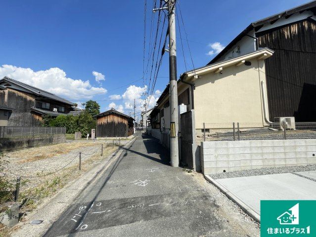 久世郡久御山町市田珠城　第1期　新築一戸建ての前面道路含む現地写真|周辺は閑静な住宅街！前面道路広々で車の出し入れも便利です。駐車が苦手な方でも安心して車庫入れできます！