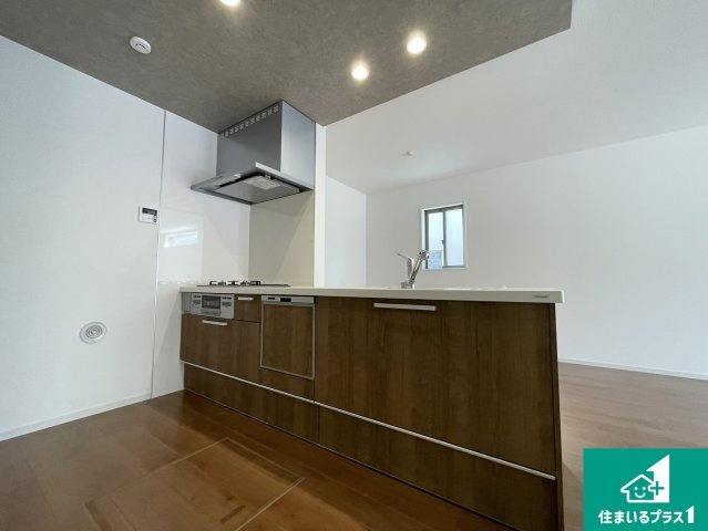 久世郡久御山町市田珠城　第1期　新築一戸建てのキッチン|子供を見守りながらお料理が出来るため家族のコミュニケーションか増えます♪スペースが広く確保されている為お子様が大きくなったときは一緒に料理を楽しめます♪