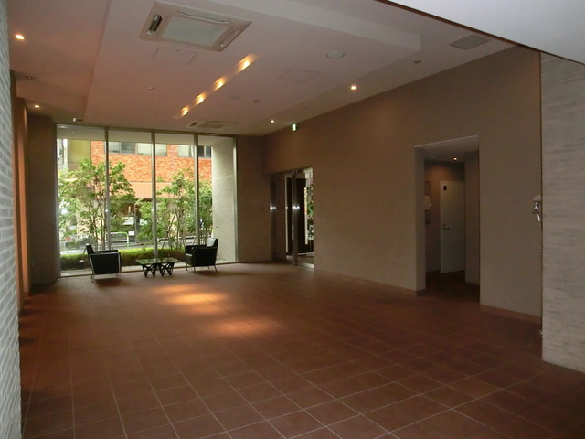 クロスレジデンス東十条のロビー|待合のあるゆったりエントランス！