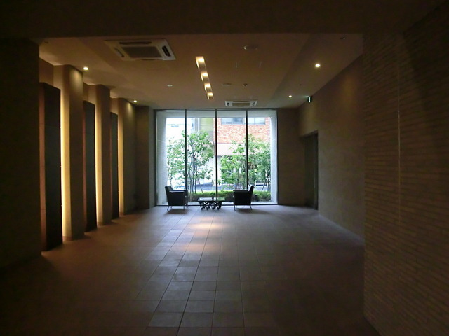 クロスレジデンス東十条のロビー|広々とした開放感のあるエントランスです！