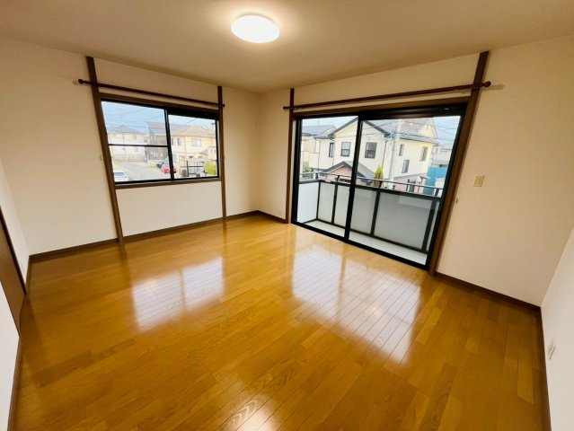 小山市大字小山　リフォーム物件の洋室|〇2階洋室　10帖〇
バルコニーに面した主寝室にウォークインクロゼット完備！衣類の種類や使用頻度に合わせて、整頓できます。
2025年10月撮影