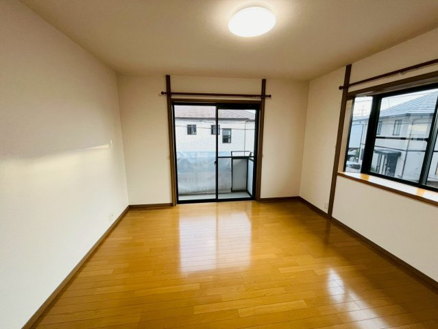 小山市大字小山　リフォーム物件の洋室|〇2階洋室　8帖〇
各居室収納付き！窓から明るい日差しが差し込みます♪
2025年10月撮影