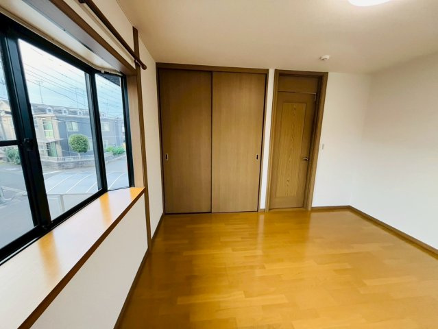 小山市大字小山　リフォーム物件の洋室|〇2階洋室　8帖〇
8帖の洋室！バルコニーに繋がるお部屋です♪
2025年10月撮影