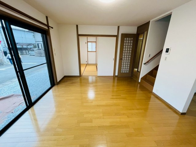 小山市大字小山　リフォーム物件の居間・リビング|〇リビング〇
10帖のLDK♪6帖の和室と間続きになっているので広々使っていただくこともできます♪
2025年10月撮影