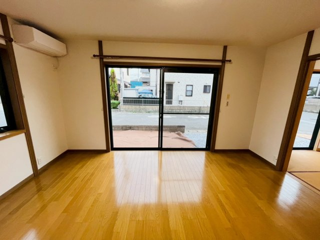 小山市大字小山　リフォーム物件の洋室|〇リビング〇
落ち着きのある木目調のリビング♪
2025年10月撮影