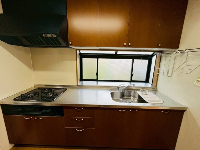 小山市大字小山　リフォーム物件のキッチン|〇キッチン〇
リフォーム済みシステムキッチン♪窓付きで手元は明るく（＾＾）収納豊富なのも嬉しいポイントです♪
2025年10月撮影