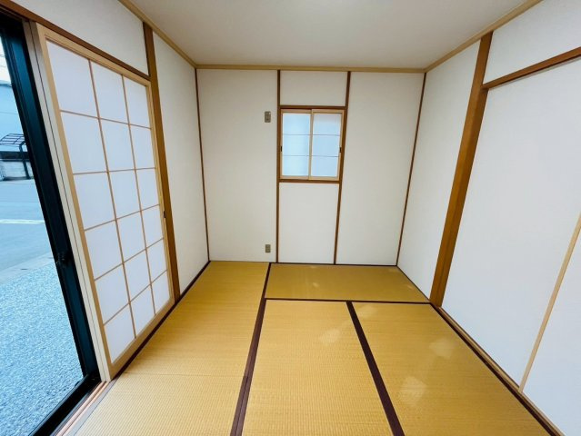 小山市大字小山　リフォーム物件の和室|〇和室〇
6帖の和室。ダイニング通さず行けるので急な来客でも安心です♪
2025年10月撮影