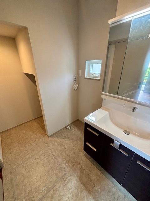 久留米市上津町9号地の洗面所