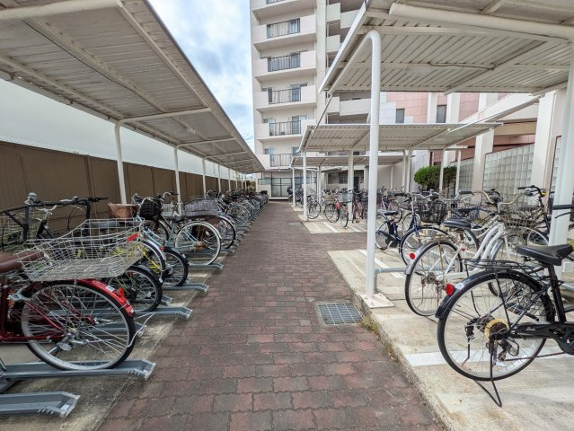 メゾンドール明石東二見の駐輪場