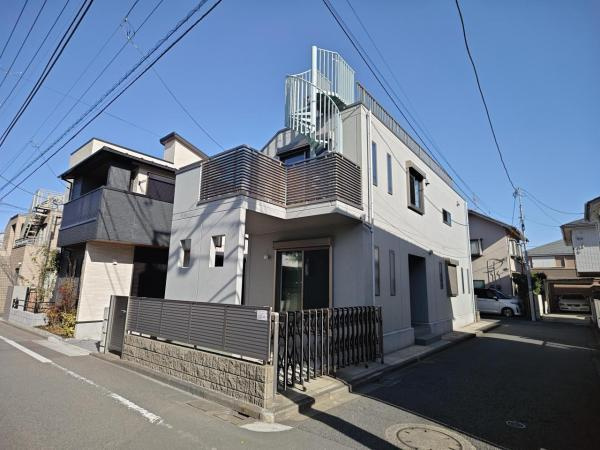 杉並区松庵１丁目の中古一戸建の前面道路含む現地写真|北西側6.3ｍ公道 