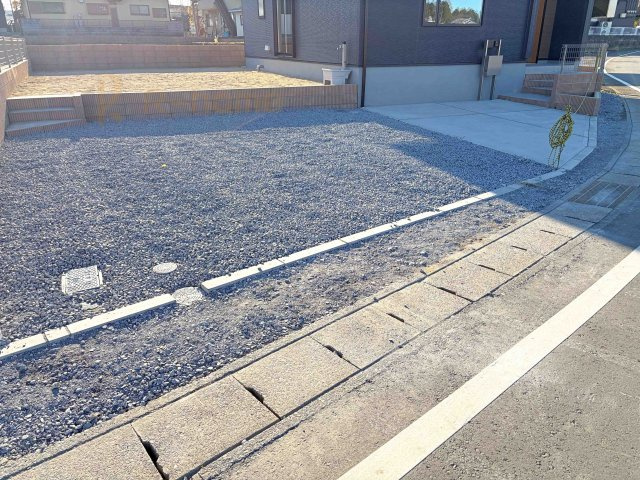 石岡市鹿の子2期　新築戸建て　1号棟の駐車場|カースペースは3台完備。ゲスト用のスペースも確保できますね♪