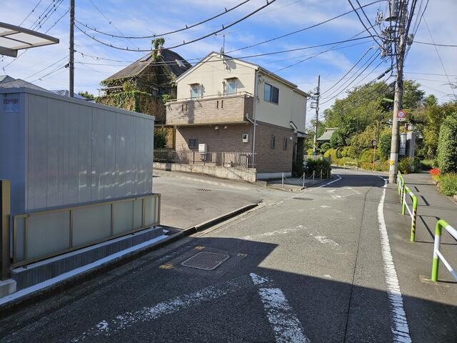 世田谷区喜多見６丁目の中古一戸建の前面道路含む現地写真| 