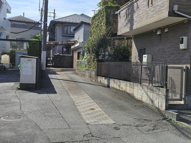 世田谷区喜多見６丁目の中古一戸建の前面道路含む現地写真| 