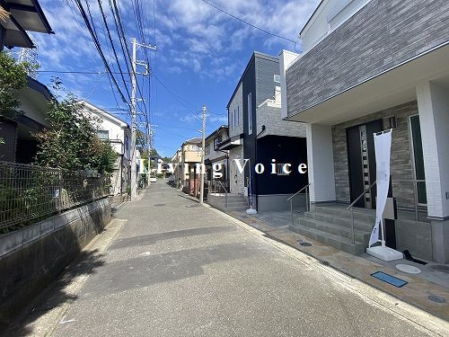 【前面道路含む現地写真】 | 【仲介手数料０円】藤沢市城南1丁目　新築一戸建て　1号棟　全2棟 | 【仲介手数料０円】藤沢市城南1丁目　新築一戸建て　全2棟