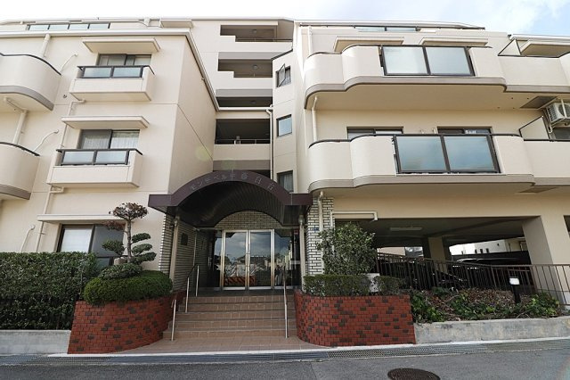 モンテベルデ藤白台の外観|閑静な住宅地の物件になります。現在リフォーム工事中ですが、見学して頂けます。ご希望の方はお気軽にお問合せ下さい。