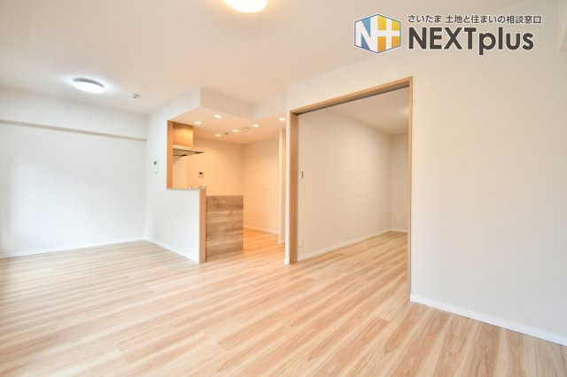 パークハイツ大宮宮原の居間・リビング|LDK13.7帖：ダイニングテーブルはもちろん、ソファーやテレビを置いても余裕があります！家族全員でくつろいだり、親族や友人を招いてホームパーティーをしても楽しそうですね！