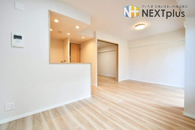 パークハイツ大宮宮原の居間・リビング|LDK13.7帖：カウンターキッチンの前にはダイニングテーブルを置き、横にソファーやテレビを置く事で、ダイニング空間とリビング空間を分ける事ができメリハリがつきます！