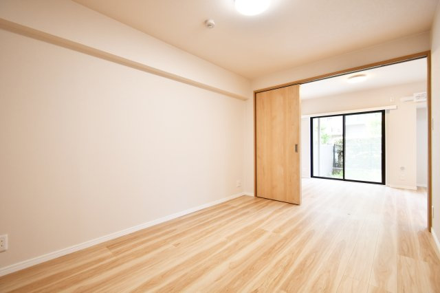 パークハイツ大宮宮原の洋室|洋室①5.6帖：リビングの横にある洋室です。続き間のスライドドアを開けると18帖以上のリビングとして使用することが出来ます。来客時の客間としてや、お子様の初めての一人部屋としてもおすすめです