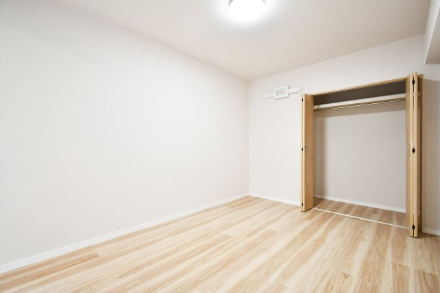 パークハイツ大宮宮原の洋室|洋室①5.6帖：白基調な洋室ですのでより空間を広く感じさせます。梁などデッドスペースになるものが室内にないため、家具のレイアウトもしやすいお部屋になっております！