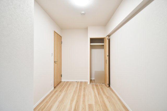 パークハイツ大宮宮原の洋室|洋室②4.4帖：クローゼットは各部屋に備わっておりますので、家族それぞれで洋服収納をすることも可能です。また、上下セパレートになっているため衣替えもしやすく、ハンガーパイプで家事時短にも◎！