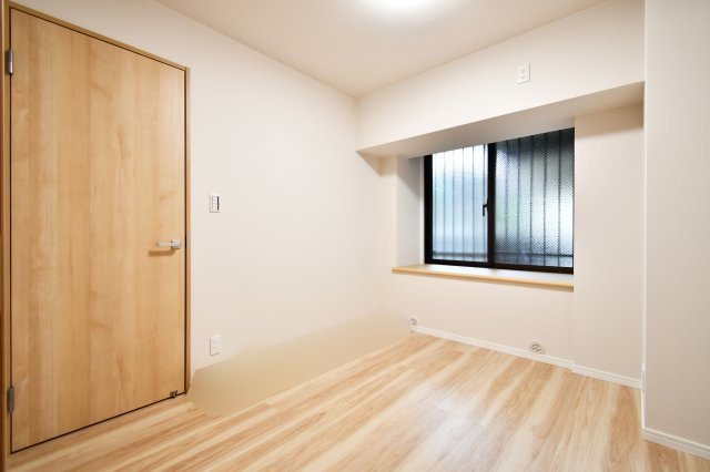 パークハイツ大宮宮原の洋室|洋室③4.7帖：正方形に近い形をした洋室ですので、家具のレイアウトがしやすいのがPOINTです！デスクとベッドを置くとちょうどよい洋室ですので、お子様の一人部屋にもおすすめです！