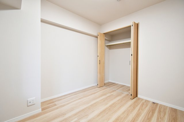 パークハイツ大宮宮原の洋室|洋室③4.7帖：クローゼットは上下セパレート・ハンガーパイプ付きです！上には季節物や思い出など毎日手に取らないものを収納、下にはハンガーパイプへコートや洋服など…かける収納もできます！