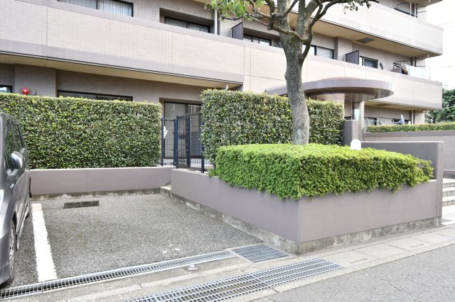 パークハイツ大宮宮原の駐車場|専用駐車場です。専用庭を通って室内へ入ることもできますので、お買い物から帰ったときや、お子様が道中寝てしまった時も、移動がラクラクです！車や垣根によって、専用庭や室内が見えないのも安心◎