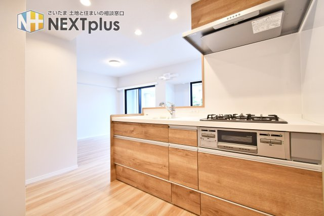 パークハイツ大宮宮原のキッチン|家族との会話が弾むカウンターキッチン。お料理中やお片付け中も家族との会話を楽しんだり、お子様の様子を見ながら作業することが出来るため安心ですね！木目調で統一されたおしゃれなキッチンです◎