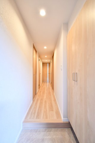 パークハイツ大宮宮原の玄関|玄関ドアの正面にはリビングの扉が設置されておりますので、急な訪問で玄関を開けた際室内が見えない設計です！シューズボックスの横は、外出前に鍵を探すなど慌ただしさが軽減されるのでおすすめです。