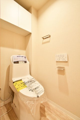 パークハイツ大宮宮原のトイレ|清潔感のあるトイレ！吊戸棚がついておりますので備品補充も楽々行えます。掃除用具をしまうと清潔感も消す事ができ、イマドキなお部屋にできます。白基調の為明るく圧迫感が感じにくいですね。