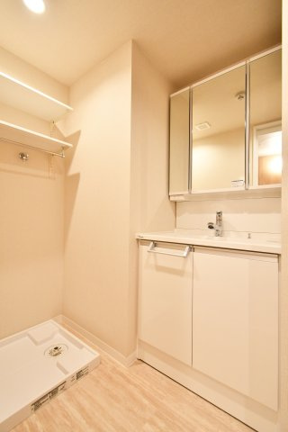 パークハイツ大宮宮原の独立洗面台|三面鏡付き洗面台は朝の寝癖直しも楽々。鏡裏には歯ブラシセットやスキンケアも収納できて魅力的です！下の収納にもドライヤーや入浴グッツ、洗剤のストックなど…様々なものが収納できる便利な設備です！