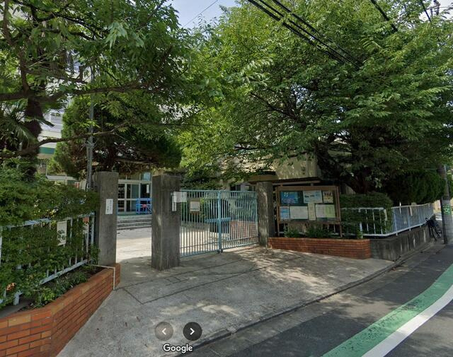 足立区西綾瀬１丁目の中古一戸建の駐車場|足立区立弘道小学校まで826m 