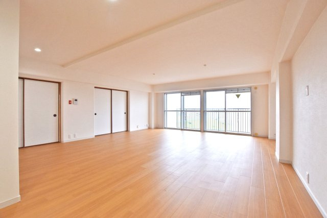 緑地東ロイヤルマンションの居間・リビング|バルコニー側に大きく開けた窓から自然光が差し込む空間です。