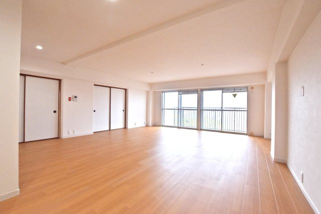 緑地東ロイヤルマンションの居間・リビング|リビングは家族みんなが集まるくつろぎ空間ですね。