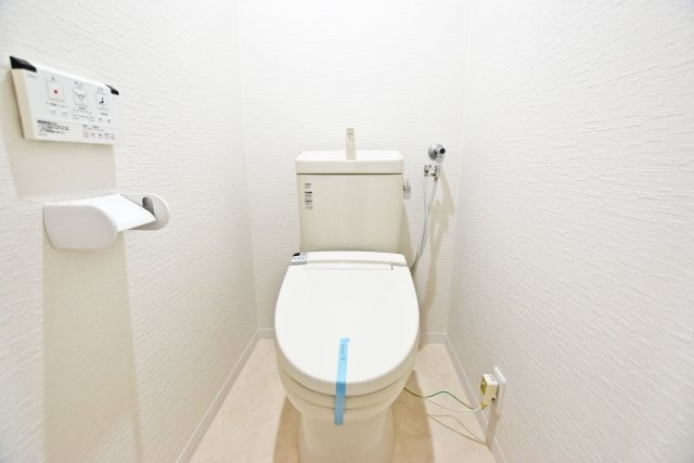 緑地東ロイヤルマンションのトイレ|一年中快適に利用できる温水洗浄便座付トイレです。