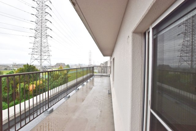 緑地東ロイヤルマンションのバルコニー|広く伸びたバルコニーは洗濯を干したり、天気のいい日にはのんびり過ごしてみたり、色々とできますね。