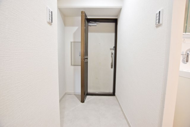 緑地東ロイヤルマンションの玄関|玄関収納を配置するスペースがあるので、好みに合わせた家具を設置することができます。