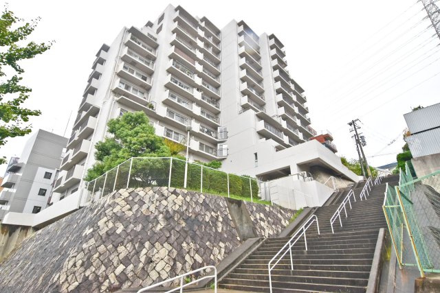 緑地東ロイヤルマンションの外観|新御堂筋沿いから高台に位置しているため眺望は良好です。