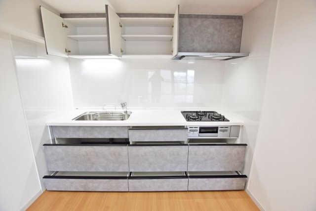 緑地東ロイヤルマンションのキッチン|キッチン上部の吊り戸棚や下部の収納スペースには食器やお鍋等の大きな荷物も「収納できます。