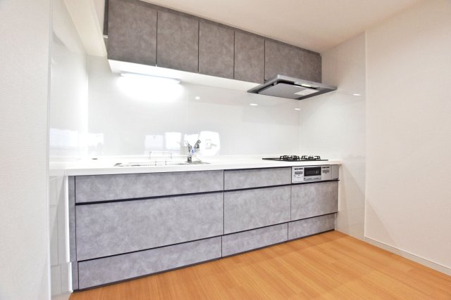 緑地東ロイヤルマンションのキッチン|新調されたキッチンは落ち着いた色合いで周囲の建具等にもうまく溶け込みます。