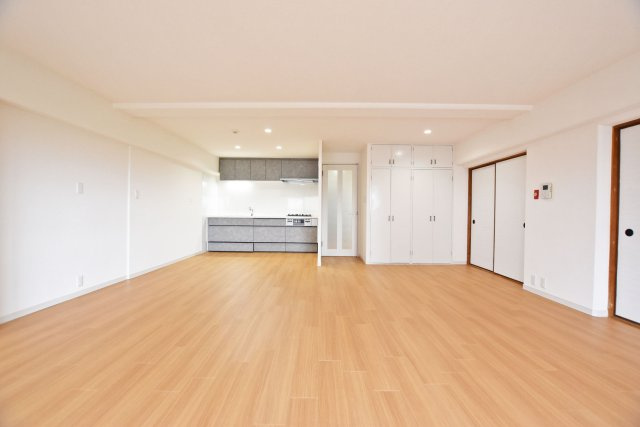 緑地東ロイヤルマンションの居間・リビング|家具の配置がイメージしやすい形状のリビングダイニングです。