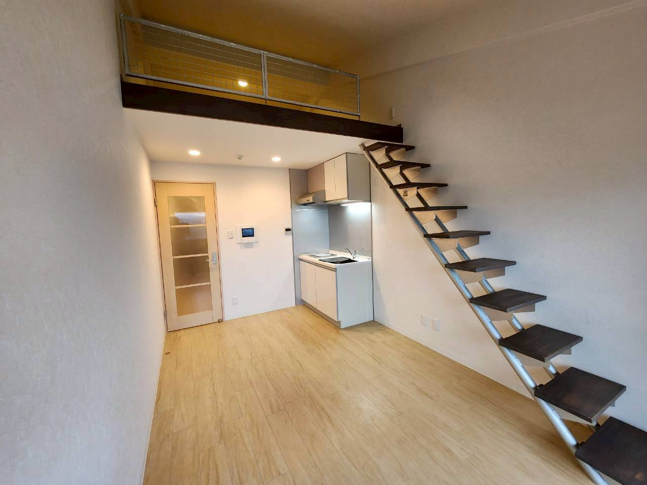 エグゼK&KⅡの居間・リビング|ロフト付きの広々としたお部屋です