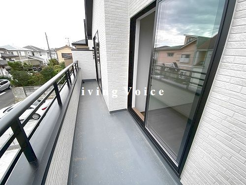 【バルコニー】 | 【仲介手数料０円】藤沢市鵠沼海岸6丁目　新築一戸建て　A号棟　全2棟 | 藤沢市鵠沼海岸6丁目　新築一戸建て　全2棟