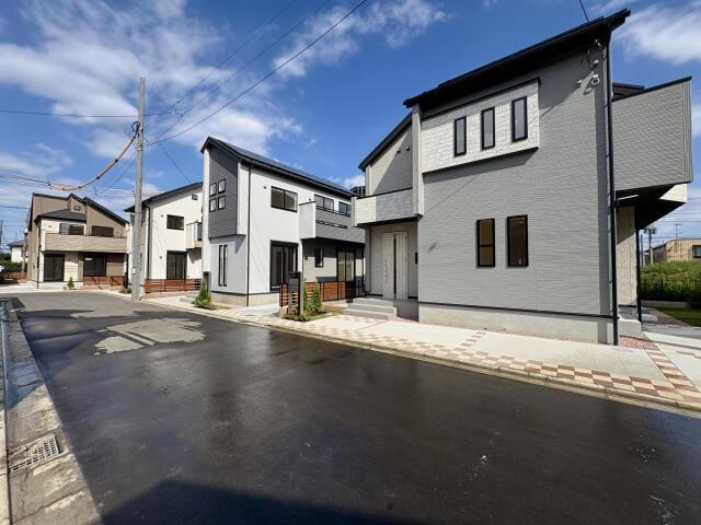 東久留米市前沢３丁目の新築一戸建の前面道路含む現地写真|【前面道路含む外観写真（手前… 